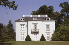 852391 Gezicht op het huis Hoog Beek en Royen (Driebergseweg 1) te Zeist.